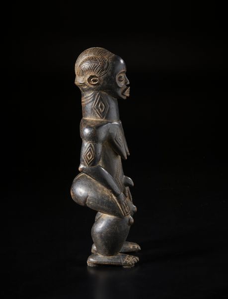 Bete - Costa d'Avorio : Scultura antropomorfa femminile. Legno a patina scura.  - Asta Asta 422 | AFRICA, OCEANIA E AMERICHE - ARTIGIANATO AFRICANO: VARI COMMITTENTI E SELEZIONE DALLA COLLEZIONE BARTOLOMUCCI Online - Associazione Nazionale - Case d'Asta italiane