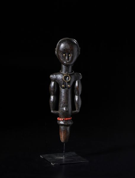 Fang - Gabon : Scultura antropomorfa in forma di guardiano di reliquiario Bieri. Legno duro a patina scura, metallo e perline.  - Asta Asta 422 | AFRICA, OCEANIA E AMERICHE - ARTIGIANATO AFRICANO: VARI COMMITTENTI E SELEZIONE DALLA COLLEZIONE BARTOLOMUCCI Online - Associazione Nazionale - Case d'Asta italiane