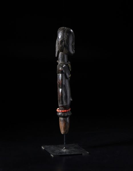 Fang - Gabon : Scultura antropomorfa in forma di guardiano di reliquiario Bieri. Legno duro a patina scura, metallo e perline.  - Asta Asta 422 | AFRICA, OCEANIA E AMERICHE - ARTIGIANATO AFRICANO: VARI COMMITTENTI E SELEZIONE DALLA COLLEZIONE BARTOLOMUCCI Online - Associazione Nazionale - Case d'Asta italiane