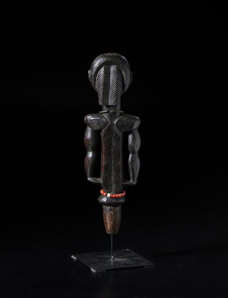 Fang - Gabon : Scultura antropomorfa in forma di guardiano di reliquiario Bieri. Legno duro a patina scura, metallo e perline.  - Asta Asta 422 | AFRICA, OCEANIA E AMERICHE - ARTIGIANATO AFRICANO: VARI COMMITTENTI E SELEZIONE DALLA COLLEZIONE BARTOLOMUCCI Online - Associazione Nazionale - Case d'Asta italiane