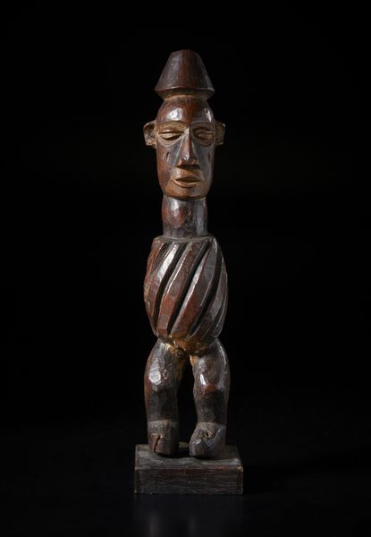 Yaka - Repubblica Democratica del Congo : Scultura antropomorfa in forma di feticcio. Legno duro a patina marrone.  - Asta Asta 422 | AFRICA, OCEANIA E AMERICHE - ARTIGIANATO AFRICANO: VARI COMMITTENTI E SELEZIONE DALLA COLLEZIONE BARTOLOMUCCI Online - Associazione Nazionale - Case d'Asta italiane