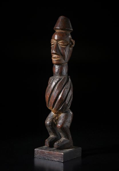 Yaka - Repubblica Democratica del Congo : Scultura antropomorfa in forma di feticcio. Legno duro a patina marrone.  - Asta Asta 422 | AFRICA, OCEANIA E AMERICHE - ARTIGIANATO AFRICANO: VARI COMMITTENTI E SELEZIONE DALLA COLLEZIONE BARTOLOMUCCI Online - Associazione Nazionale - Case d'Asta italiane