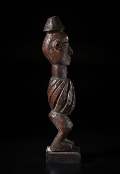 Yaka - Repubblica Democratica del Congo : Scultura antropomorfa in forma di feticcio. Legno duro a patina marrone.  - Asta Asta 422 | AFRICA, OCEANIA E AMERICHE - ARTIGIANATO AFRICANO: VARI COMMITTENTI E SELEZIONE DALLA COLLEZIONE BARTOLOMUCCI Online - Associazione Nazionale - Case d'Asta italiane