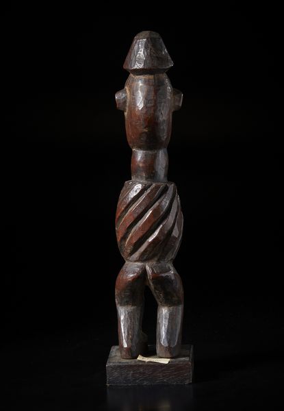 Yaka - Repubblica Democratica del Congo : Scultura antropomorfa in forma di feticcio. Legno duro a patina marrone.  - Asta Asta 422 | AFRICA, OCEANIA E AMERICHE - ARTIGIANATO AFRICANO: VARI COMMITTENTI E SELEZIONE DALLA COLLEZIONE BARTOLOMUCCI Online - Associazione Nazionale - Case d'Asta italiane