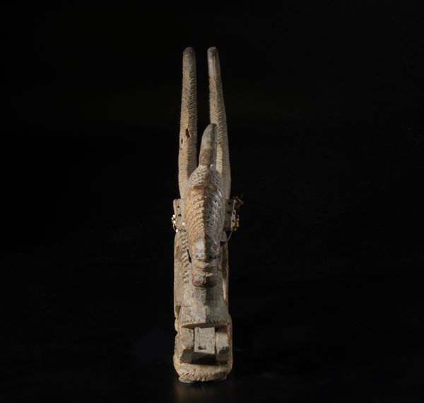 Bambara - Mali : Scultura zoomorfa in forma di antilope stilizzata o Chywara. Legno, pelle, fibre e perline.  - Asta Asta 422 | AFRICA, OCEANIA E AMERICHE - ARTIGIANATO AFRICANO: VARI COMMITTENTI E SELEZIONE DALLA COLLEZIONE BARTOLOMUCCI Online - Associazione Nazionale - Case d'Asta italiane