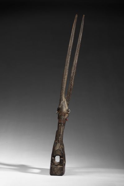 Bambara - Mali : Cimiero da danza  o Chiwara  a forma  di scultura zoomorfa  raffigurante un'antilope stilizzata con il suo piccolo in piedi sulla schiena.Legno duro a patina scura, metallo e tessuto.  - Asta Asta 422 | AFRICA, OCEANIA E AMERICHE - ARTIGIANATO AFRICANO: VARI COMMITTENTI E SELEZIONE DALLA COLLEZIONE BARTOLOMUCCI Online - Associazione Nazionale - Case d'Asta italiane