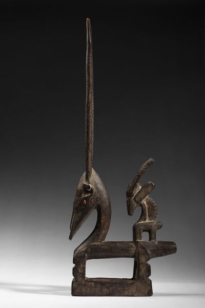 Bambara - Mali : Cimiero da danza  o Chiwara  a forma  di scultura zoomorfa  raffigurante un'antilope stilizzata con il suo piccolo in piedi sulla schiena.Legno duro a patina scura, metallo e tessuto.  - Asta Asta 422 | AFRICA, OCEANIA E AMERICHE - ARTIGIANATO AFRICANO: VARI COMMITTENTI E SELEZIONE DALLA COLLEZIONE BARTOLOMUCCI Online - Associazione Nazionale - Case d'Asta italiane