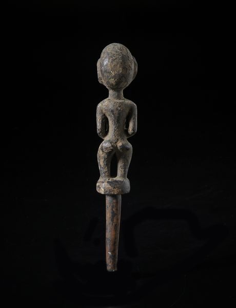 Fang - Gabon : Tappo per contenitore di sostanze magiche o picchetto da reliquiario.Legno con patina crostosa scura e pigmento.  - Asta Asta 422 | AFRICA, OCEANIA E AMERICHE - ARTIGIANATO AFRICANO: VARI COMMITTENTI E SELEZIONE DALLA COLLEZIONE BARTOLOMUCCI Online - Associazione Nazionale - Case d'Asta italiane