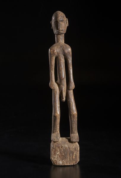 Dogon - Mali : Scultura antropomorfa maschile.Legno duro a patina naturale.  - Asta Asta 422 | AFRICA, OCEANIA E AMERICHE - ARTIGIANATO AFRICANO: VARI COMMITTENTI E SELEZIONE DALLA COLLEZIONE BARTOLOMUCCI Online - Associazione Nazionale - Case d'Asta italiane