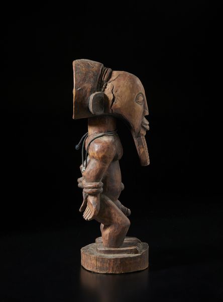 Hemba - Repubblica Democratica del Congo : Scultura antropomorfa di dignitario imprigionato.Legno con patina chiara.  - Asta Asta 422 | AFRICA, OCEANIA E AMERICHE - ARTIGIANATO AFRICANO: VARI COMMITTENTI E SELEZIONE DALLA COLLEZIONE BARTOLOMUCCI Online - Associazione Nazionale - Case d'Asta italiane