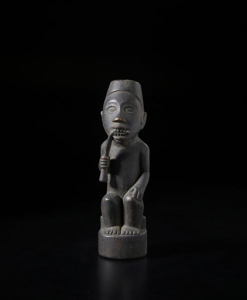 Kongo - Repubblica Democratica del Congo : Scultura antropomorfa  che mastica una radice allucinogena (Munkwisa).Legno e patina scura.  - Asta Asta 422 | AFRICA, OCEANIA E AMERICHE - ARTIGIANATO AFRICANO: VARI COMMITTENTI E SELEZIONE DALLA COLLEZIONE BARTOLOMUCCI Online - Associazione Nazionale - Case d'Asta italiane