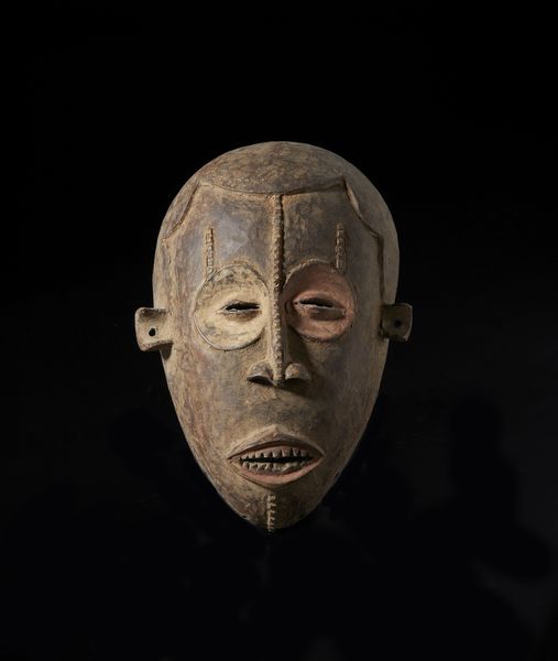 Igbo - Nigeria : Maschera antropomorfa. Legno a patina bruna, caolino e tracce di pigmenti.  - Asta Asta 422 | AFRICA, OCEANIA E AMERICHE - ARTIGIANATO AFRICANO: VARI COMMITTENTI E SELEZIONE DALLA COLLEZIONE BARTOLOMUCCI Online - Associazione Nazionale - Case d'Asta italiane