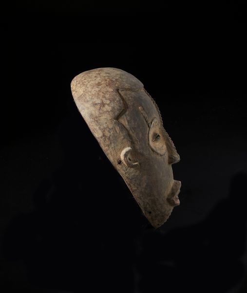 Igbo - Nigeria : Maschera antropomorfa. Legno a patina bruna, caolino e tracce di pigmenti.  - Asta Asta 422 | AFRICA, OCEANIA E AMERICHE - ARTIGIANATO AFRICANO: VARI COMMITTENTI E SELEZIONE DALLA COLLEZIONE BARTOLOMUCCI Online - Associazione Nazionale - Case d'Asta italiane