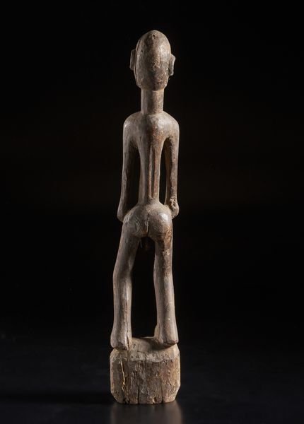 Dogon - Mali : Scultura antropomorfa maschile.Legno duro a patina naturale.  - Asta Asta 422 | AFRICA, OCEANIA E AMERICHE - ARTIGIANATO AFRICANO: VARI COMMITTENTI E SELEZIONE DALLA COLLEZIONE BARTOLOMUCCI Online - Associazione Nazionale - Case d'Asta italiane