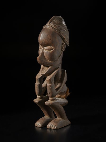 Yaka - Repubblica Democratica del Congo : Scultura antropomorfa.Legno a patina bruno-rossastra e fibre.  - Asta Asta 422 | AFRICA, OCEANIA E AMERICHE - ARTIGIANATO AFRICANO: VARI COMMITTENTI E SELEZIONE DALLA COLLEZIONE BARTOLOMUCCI Online - Associazione Nazionale - Case d'Asta italiane