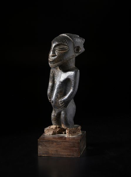 Luba - Repubblica Democratica del Congo : Scultura antropomorfa stante in piedi.Legno con patina scura.  - Asta Asta 422 | AFRICA, OCEANIA E AMERICHE - ARTIGIANATO AFRICANO: VARI COMMITTENTI E SELEZIONE DALLA COLLEZIONE BARTOLOMUCCI Online - Associazione Nazionale - Case d'Asta italiane