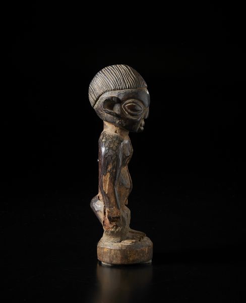 Yoruba -Nigeria : Scultura antropomorfa di gemello Ibeji singolo. Legno a patina scura.  - Asta Asta 422 | AFRICA, OCEANIA E AMERICHE - ARTIGIANATO AFRICANO: VARI COMMITTENTI E SELEZIONE DALLA COLLEZIONE BARTOLOMUCCI Online - Associazione Nazionale - Case d'Asta italiane