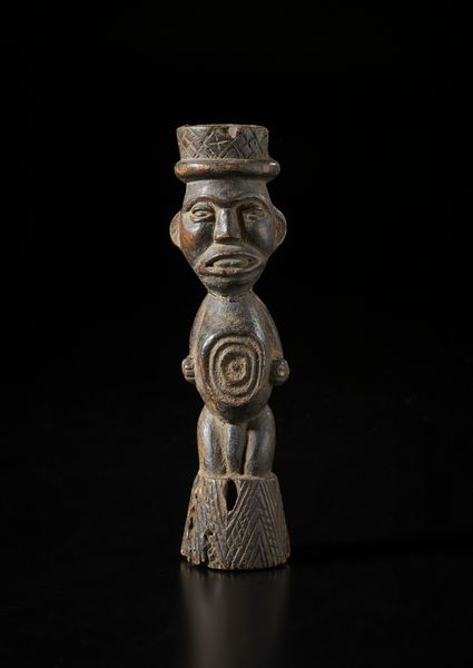 Kongo - Repubblica Democratica del Congo : Scultura- feticcio di forma antropomorfa. Legno a patina marrone.  - Asta Asta 422 | AFRICA, OCEANIA E AMERICHE - ARTIGIANATO AFRICANO: VARI COMMITTENTI E SELEZIONE DALLA COLLEZIONE BARTOLOMUCCI Online - Associazione Nazionale - Case d'Asta italiane