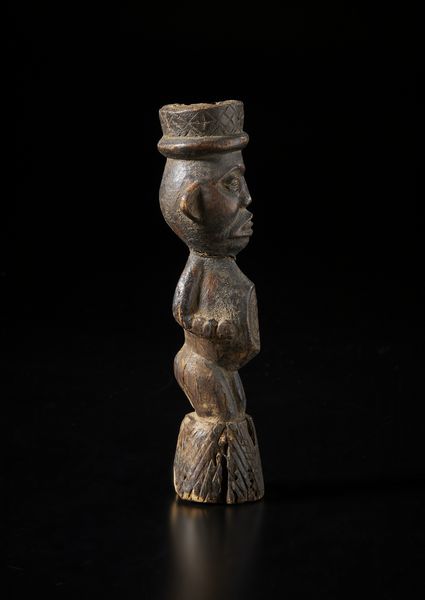 Kongo - Repubblica Democratica del Congo : Scultura- feticcio di forma antropomorfa. Legno a patina marrone.  - Asta Asta 422 | AFRICA, OCEANIA E AMERICHE - ARTIGIANATO AFRICANO: VARI COMMITTENTI E SELEZIONE DALLA COLLEZIONE BARTOLOMUCCI Online - Associazione Nazionale - Case d'Asta italiane