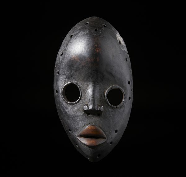 Dan - Costa d'Avorio/Liberia : Maschera antropomorfa con occhi rotondi. Legno duro a patina nera.  - Asta Asta 422 | AFRICA, OCEANIA E AMERICHE - ARTIGIANATO AFRICANO: VARI COMMITTENTI E SELEZIONE DALLA COLLEZIONE BARTOLOMUCCI Online - Associazione Nazionale - Case d'Asta italiane