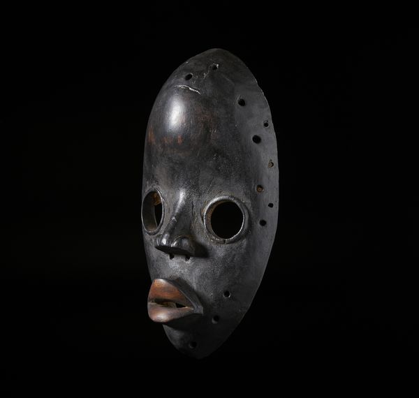 Dan - Costa d'Avorio/Liberia : Maschera antropomorfa con occhi rotondi. Legno duro a patina nera.  - Asta Asta 422 | AFRICA, OCEANIA E AMERICHE - ARTIGIANATO AFRICANO: VARI COMMITTENTI E SELEZIONE DALLA COLLEZIONE BARTOLOMUCCI Online - Associazione Nazionale - Case d'Asta italiane