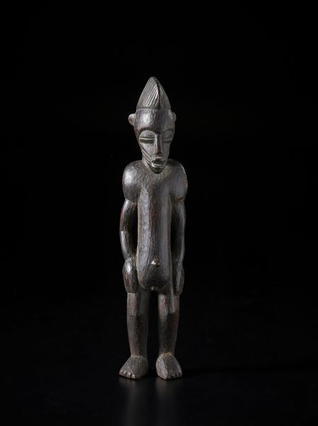 Senufo - Costa d'Avorio/Mali : Scultura antropomorfa in posizione eretta.Legno a patina scura.  - Asta Asta 422 | AFRICA, OCEANIA E AMERICHE - ARTIGIANATO AFRICANO: VARI COMMITTENTI E SELEZIONE DALLA COLLEZIONE BARTOLOMUCCI Online - Associazione Nazionale - Case d'Asta italiane