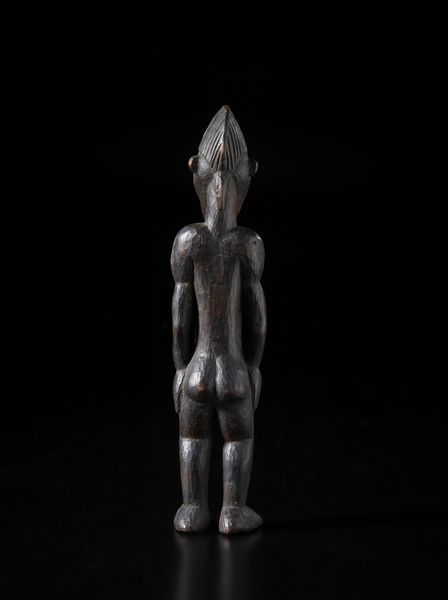 Senufo - Costa d'Avorio/Mali : Scultura antropomorfa in posizione eretta.Legno a patina scura.  - Asta Asta 422 | AFRICA, OCEANIA E AMERICHE - ARTIGIANATO AFRICANO: VARI COMMITTENTI E SELEZIONE DALLA COLLEZIONE BARTOLOMUCCI Online - Associazione Nazionale - Case d'Asta italiane