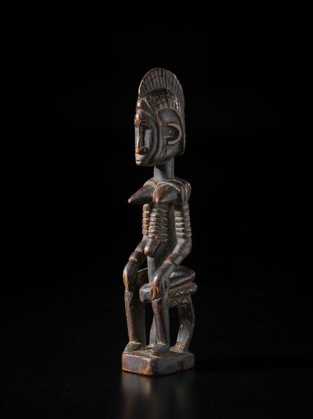 Mossi - Burkina Faso : Scultura antropomorfa femminile seduta su seggio.Legno a patina scura.  - Asta Asta 422 | AFRICA, OCEANIA E AMERICHE - ARTIGIANATO AFRICANO: VARI COMMITTENTI E SELEZIONE DALLA COLLEZIONE BARTOLOMUCCI Online - Associazione Nazionale - Case d'Asta italiane