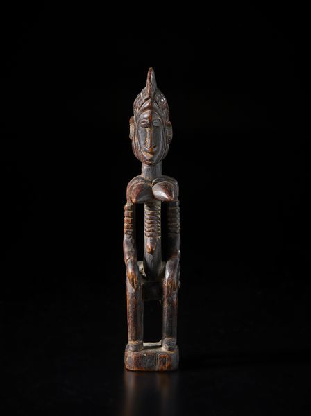 Mossi - Burkina Faso : Scultura antropomorfa femminile seduta su seggio.Legno a patina scura.  - Asta Asta 422 | AFRICA, OCEANIA E AMERICHE - ARTIGIANATO AFRICANO: VARI COMMITTENTI E SELEZIONE DALLA COLLEZIONE BARTOLOMUCCI Online - Associazione Nazionale - Case d'Asta italiane