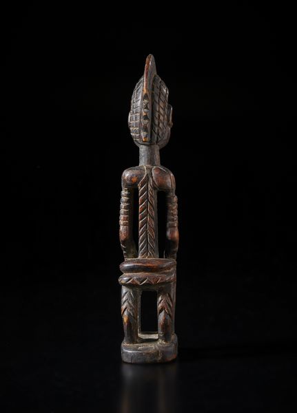 Mossi - Burkina Faso : Scultura antropomorfa femminile seduta su seggio.Legno a patina scura.  - Asta Asta 422 | AFRICA, OCEANIA E AMERICHE - ARTIGIANATO AFRICANO: VARI COMMITTENTI E SELEZIONE DALLA COLLEZIONE BARTOLOMUCCI Online - Associazione Nazionale - Case d'Asta italiane