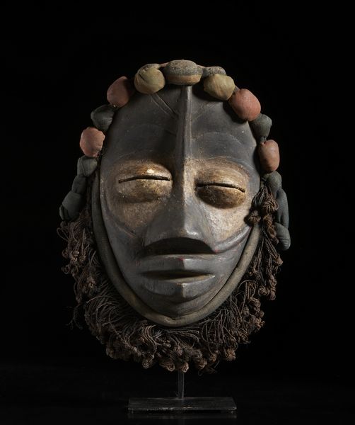 We-Wobe - Costa d'Avorio : Maschera antropomorfa. Legno duro a patina scura, pigmenti e fibre.  - Asta Asta 422 | AFRICA, OCEANIA E AMERICHE - ARTIGIANATO AFRICANO: VARI COMMITTENTI E SELEZIONE DALLA COLLEZIONE BARTOLOMUCCI Online - Associazione Nazionale - Case d'Asta italiane