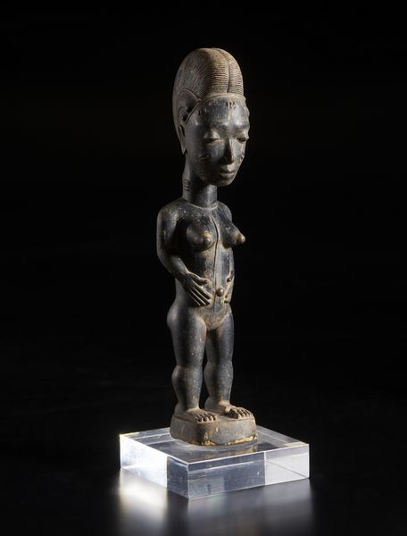 Baule - Costa d'Avorio : Figura antropomorfa femminile. Legno duro a patina nera.  - Asta Asta 422 | AFRICA, OCEANIA E AMERICHE - ARTIGIANATO AFRICANO: VARI COMMITTENTI E SELEZIONE DALLA COLLEZIONE BARTOLOMUCCI Online - Associazione Nazionale - Case d'Asta italiane