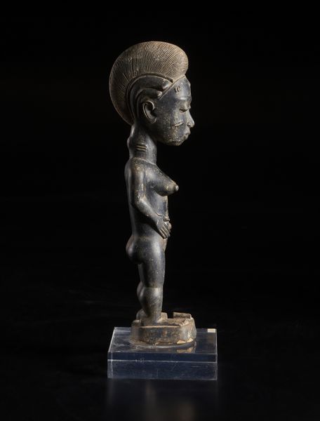 Baule - Costa d'Avorio : Figura antropomorfa femminile. Legno duro a patina nera.  - Asta Asta 422 | AFRICA, OCEANIA E AMERICHE - ARTIGIANATO AFRICANO: VARI COMMITTENTI E SELEZIONE DALLA COLLEZIONE BARTOLOMUCCI Online - Associazione Nazionale - Case d'Asta italiane