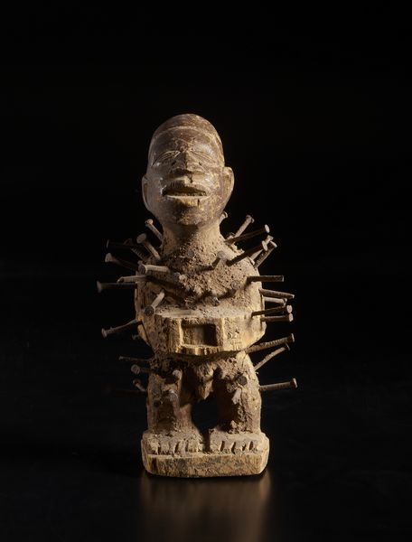 Kongo - Repubblica Democratica del Congo : Scultura antropomorfa in forma di feticcio Nkisi Nkonde. Legno a patina bruna terrosa e chiodi.  - Asta Asta 422 | AFRICA, OCEANIA E AMERICHE - ARTIGIANATO AFRICANO: VARI COMMITTENTI E SELEZIONE DALLA COLLEZIONE BARTOLOMUCCI Online - Associazione Nazionale - Case d'Asta italiane