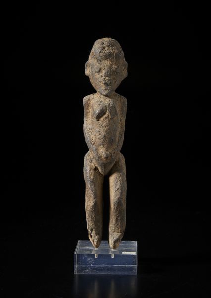 Lobi - Burkina Faso/Costa d'Avorio : Scultura antropomorfa Bateba. Legno a patina scura e crostosa.  - Asta Asta 422 | AFRICA, OCEANIA E AMERICHE - ARTIGIANATO AFRICANO: VARI COMMITTENTI E SELEZIONE DALLA COLLEZIONE BARTOLOMUCCI Online - Associazione Nazionale - Case d'Asta italiane