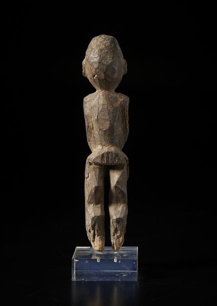 Lobi - Burkina Faso/Costa d'Avorio : Scultura antropomorfa Bateba. Legno a patina scura e crostosa.  - Asta Asta 422 | AFRICA, OCEANIA E AMERICHE - ARTIGIANATO AFRICANO: VARI COMMITTENTI E SELEZIONE DALLA COLLEZIONE BARTOLOMUCCI Online - Associazione Nazionale - Case d'Asta italiane