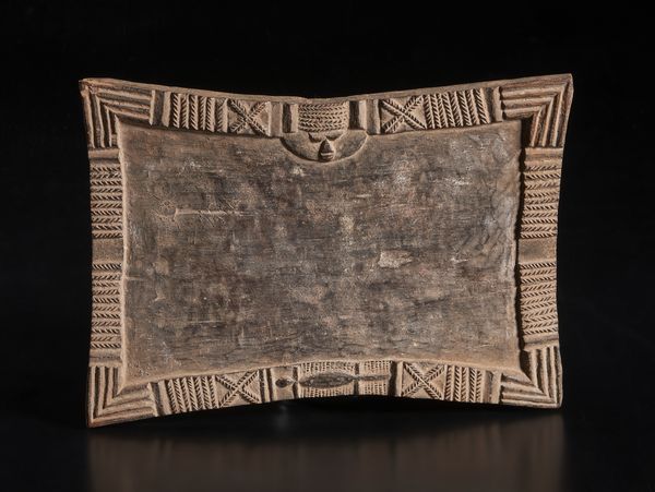 Yoruba -Nigeria : Vassoio divinatorio decorato con disegni geometrici, la figura stilizzata di un rettile e un volto umano. Legno duro a patina bruna.  - Asta Asta 422 | AFRICA, OCEANIA E AMERICHE - ARTIGIANATO AFRICANO: VARI COMMITTENTI E SELEZIONE DALLA COLLEZIONE BARTOLOMUCCI Online - Associazione Nazionale - Case d'Asta italiane