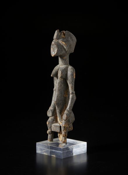 Bambara - Mali : Scultura antropomorfa seduta su seggio. Legno a patina scura.  - Asta Asta 422 | AFRICA, OCEANIA E AMERICHE - ARTIGIANATO AFRICANO: VARI COMMITTENTI E SELEZIONE DALLA COLLEZIONE BARTOLOMUCCI Online - Associazione Nazionale - Case d'Asta italiane