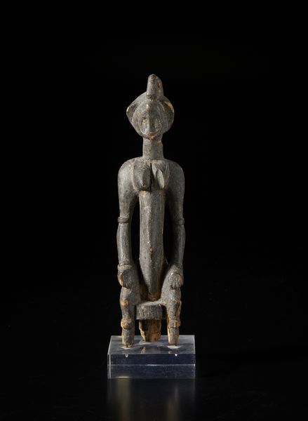 Bambara - Mali : Scultura antropomorfa seduta su seggio. Legno a patina scura.  - Asta Asta 422 | AFRICA, OCEANIA E AMERICHE - ARTIGIANATO AFRICANO: VARI COMMITTENTI E SELEZIONE DALLA COLLEZIONE BARTOLOMUCCI Online - Associazione Nazionale - Case d'Asta italiane