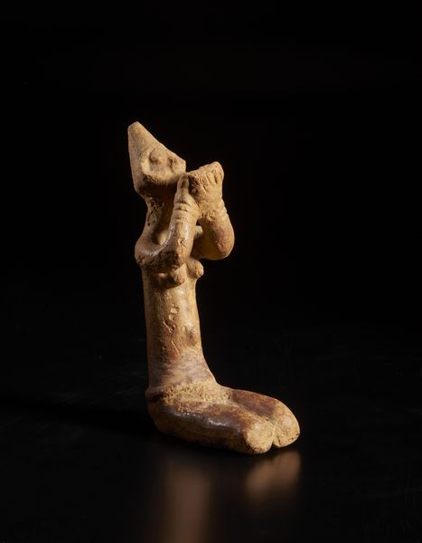 Bambara - Mali : Scultura antropomorfa  inginocchiata. Terracotta.  - Asta Asta 422 | AFRICA, OCEANIA E AMERICHE - ARTIGIANATO AFRICANO: VARI COMMITTENTI E SELEZIONE DALLA COLLEZIONE BARTOLOMUCCI Online - Associazione Nazionale - Case d'Asta italiane