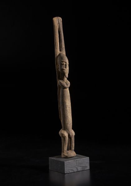 Dogon o Tellem - Mali : Scultura antropomorfa con braccia alzate. Legno duro a patina bruna.  - Asta Asta 422 | AFRICA, OCEANIA E AMERICHE - ARTIGIANATO AFRICANO: VARI COMMITTENTI E SELEZIONE DALLA COLLEZIONE BARTOLOMUCCI Online - Associazione Nazionale - Case d'Asta italiane