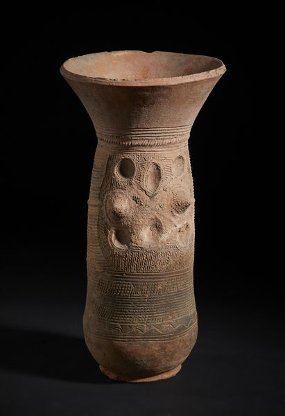 Nupe, Nigeria : Grande vaso con decorazioni geometriche.Terracotta.  - Asta Asta 422 | AFRICA, OCEANIA E AMERICHE - ARTIGIANATO AFRICANO: VARI COMMITTENTI E SELEZIONE DALLA COLLEZIONE BARTOLOMUCCI Online - Associazione Nazionale - Case d'Asta italiane