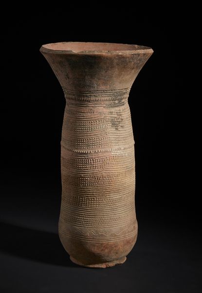 Nupe, Nigeria : Grande vaso con decorazioni geometriche.Terracotta.  - Asta Asta 422 | AFRICA, OCEANIA E AMERICHE - ARTIGIANATO AFRICANO: VARI COMMITTENTI E SELEZIONE DALLA COLLEZIONE BARTOLOMUCCI Online - Associazione Nazionale - Case d'Asta italiane