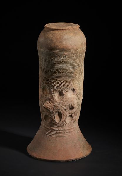 Nupe, Nigeria : Grande vaso con decorazioni geometriche.Terracotta.  - Asta Asta 422 | AFRICA, OCEANIA E AMERICHE - ARTIGIANATO AFRICANO: VARI COMMITTENTI E SELEZIONE DALLA COLLEZIONE BARTOLOMUCCI Online - Associazione Nazionale - Case d'Asta italiane