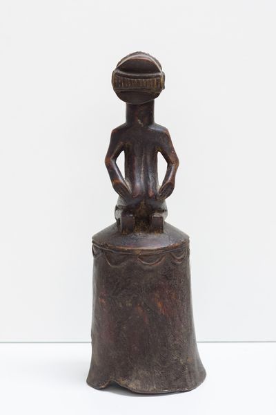 Hemba - Repubblica Democratica del Congo : Scultura antropomorfa ginocchio su base a forma di campana.Legno duro a patina scura.  - Asta Asta 422 | AFRICA, OCEANIA E AMERICHE - ARTIGIANATO AFRICANO: VARI COMMITTENTI E SELEZIONE DALLA COLLEZIONE BARTOLOMUCCI Online - Associazione Nazionale - Case d'Asta italiane