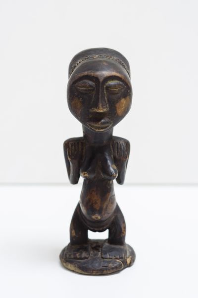 Hemba - Repubblica Democratica del Congo : Scultura antropomorfa femminile.Legno duro a patina scura.  - Asta Asta 422 | AFRICA, OCEANIA E AMERICHE - ARTIGIANATO AFRICANO: VARI COMMITTENTI E SELEZIONE DALLA COLLEZIONE BARTOLOMUCCI Online - Associazione Nazionale - Case d'Asta italiane