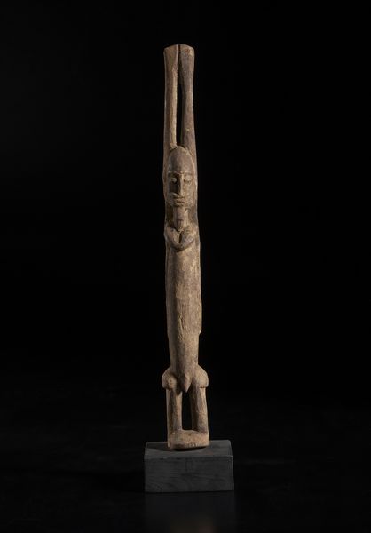 Dogon o Tellem - Mali : Scultura antropomorfa con braccia alzate. Legno duro a patina bruna.  - Asta Asta 422 | AFRICA, OCEANIA E AMERICHE - ARTIGIANATO AFRICANO: VARI COMMITTENTI E SELEZIONE DALLA COLLEZIONE BARTOLOMUCCI Online - Associazione Nazionale - Case d'Asta italiane