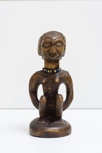 Hemba - Repubblica Democratica del Congo : Scultura antropomorfa femminile.Legno duro a patina marrone e perline.  - Asta Asta 422 | AFRICA, OCEANIA E AMERICHE - ARTIGIANATO AFRICANO: VARI COMMITTENTI E SELEZIONE DALLA COLLEZIONE BARTOLOMUCCI Online - Associazione Nazionale - Case d'Asta italiane