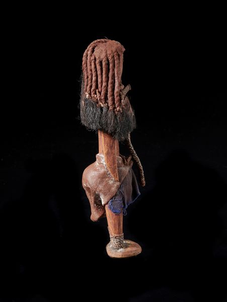 Himba, Namibia : Bambola antropomorfa. Legno, fibre, tessuto, pelle e pigmento rosso.  - Asta Asta 422 | AFRICA, OCEANIA E AMERICHE - ARTIGIANATO AFRICANO: VARI COMMITTENTI E SELEZIONE DALLA COLLEZIONE BARTOLOMUCCI Online - Associazione Nazionale - Case d'Asta italiane