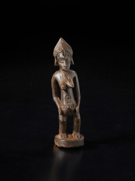 Senufo - Costa d'Avorio/Mali/Burkina Faso : Scultura antropomorfa.Legno duro a patina marrone.  - Asta Asta 422 | AFRICA, OCEANIA E AMERICHE - ARTIGIANATO AFRICANO: VARI COMMITTENTI E SELEZIONE DALLA COLLEZIONE BARTOLOMUCCI Online - Associazione Nazionale - Case d'Asta italiane